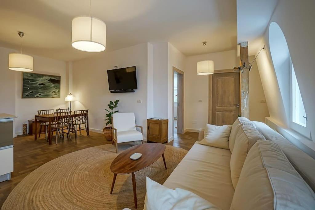 Central Apartment - Nido'S Area Bucureşti Ngoại thất bức ảnh